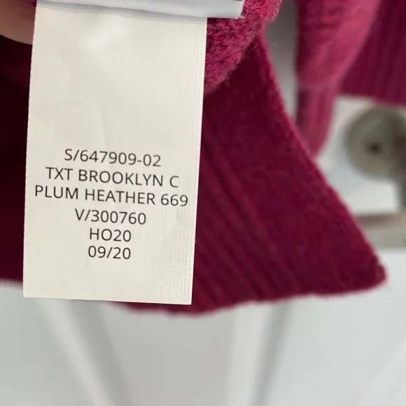 GAP Women's Fuchsia Crew Neck Sweater - Picture 8 of 9